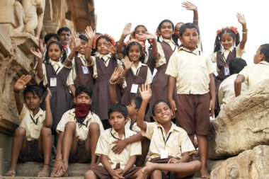Badami, Karnataka, Hindistan - 14 Aralık 2017: Hintli okul çocukları ve öğretmenler antik tapınakları geziyorlar.