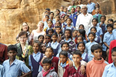 Badami, Karnataka, Hindistan - 14 Aralık 2017: Hintli okul çocukları ve öğretmenler antik tapınakları geziyorlar.