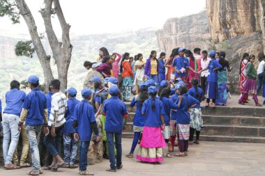 Badami, Karnataka, Hindistan - 14 Aralık 2017: Hintli okul çocukları ve öğretmenler antik tapınakları geziyorlar.