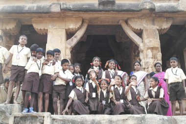 Badami, Karnataka, Hindistan - 14 Aralık 2017: Hintli okul çocukları ve öğretmenler antik tapınakları geziyorlar.