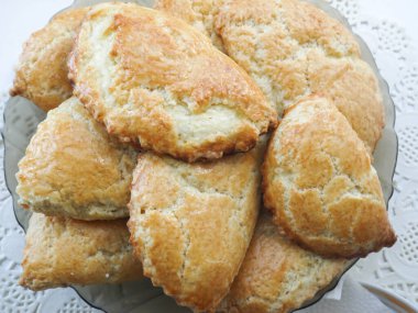 Allık, taze kaymak kekleri çay için pişirildi.