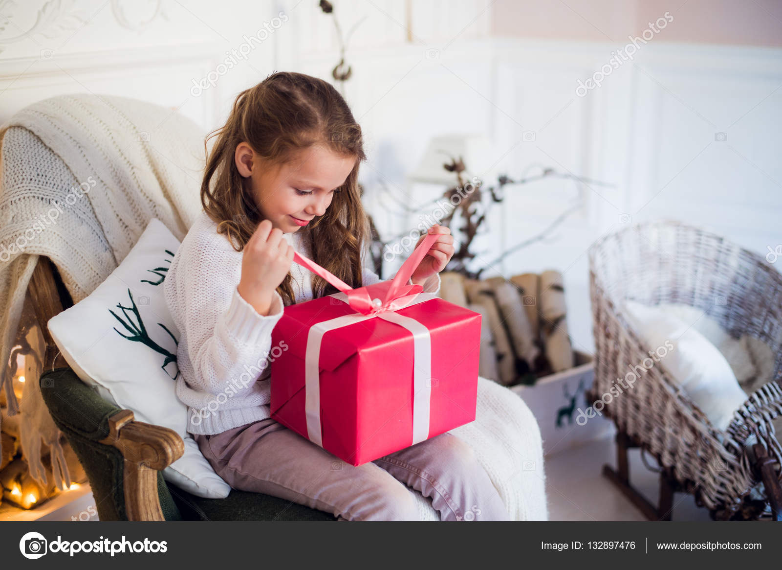 подарок для семьи. Open presents. подарки под ёлкой. новогодние подарки для детей. новый год семья.