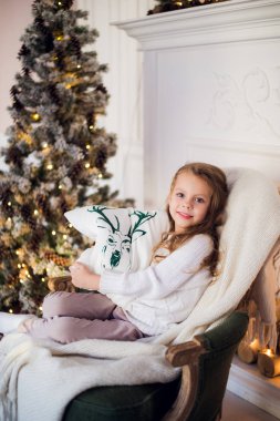 Küçük Prenses koltuk geyik yastık ile Noel ağacı evde oturup