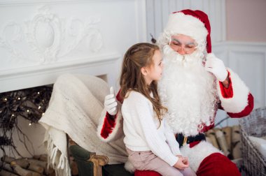 Noel Baba ve çocuk evde. Noel hediyesi. Aile tatili kavramı
