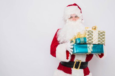 Birçok Noel hediyeleri tutan Santa