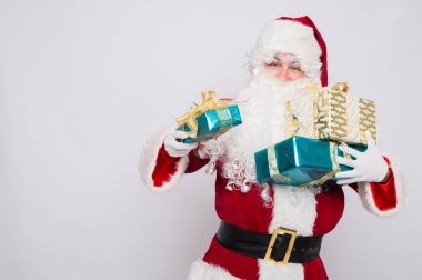 Noel Baba hediye yığını tutan portre portre kutuları