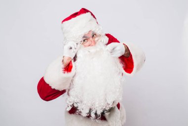 komik gülen Noel Baba gösteren parmak kamera