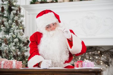 Noel Baba'ya mektup ve parmağıyla işaret yazıyor