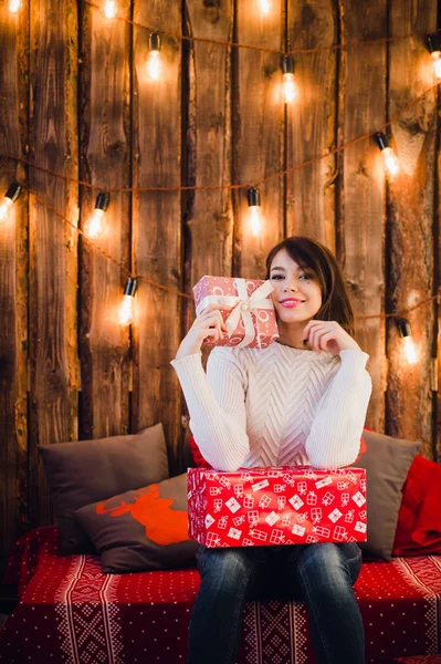 Усміхнена молода жінка з подарунками та ялинкою — стокове фото