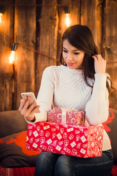Szép nő vesz selfie fénykép, a mozgatható telefon a díszített karácsonyi fal izzók közelében — Stock Fotó