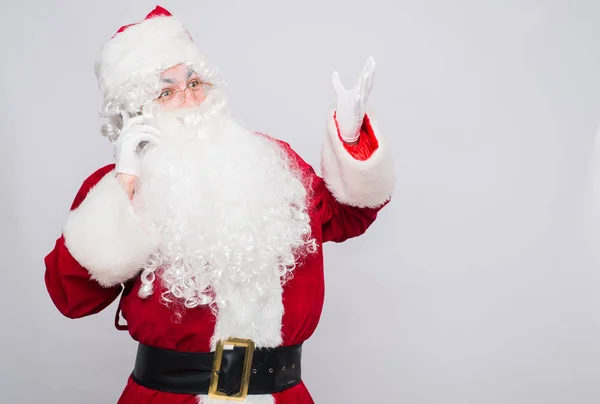 Papá Noel en Navidad llamando por teléfono. Aislado . — Foto de Stock