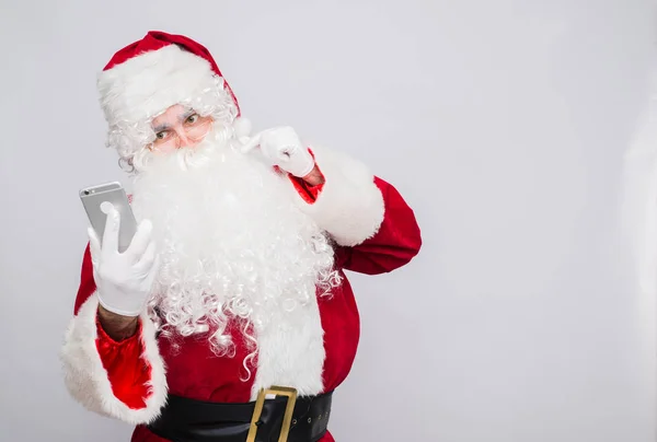 Santa Claus hace una selfie sobre fondo blanco — Foto de Stock