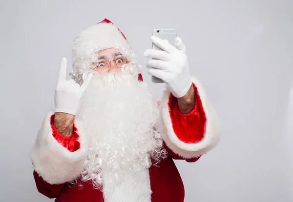 Weihnachtsmann macht Selfie auf weißem Hintergrund und zeigt Geste — Stockfoto