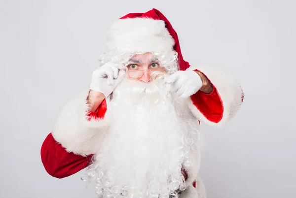 Funny sonriendo Santa Claus mostrando con el dedo a la cámara — Foto de Stock