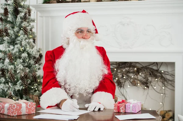 Ritratto di Babbo Natale che risponde alle lettere di Natale — Foto Stock