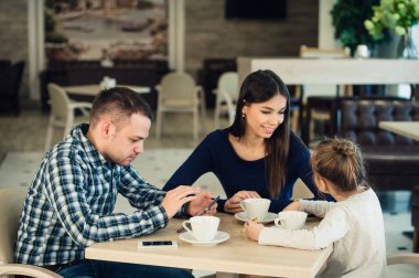 Aile Enjoying çay içinde Cafe birlikte
