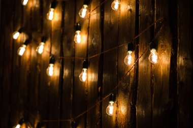 Koyu ahşap arka plan üzerinde tasarımcı Işık Ampüller