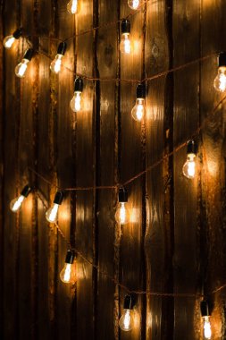 Koyu ahşap arka plan üzerinde tasarımcı Işık Ampüller