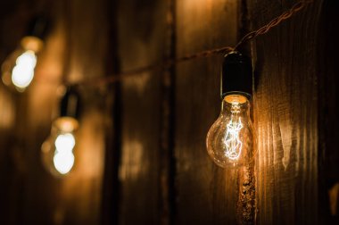 Retro lamba Tak ve ahşap duvarda asılı kablo ile