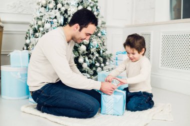 Baba ve oğul mevcut yerde yatarken unwrapping