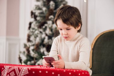 Küçük mutlu çocuk evde akıllı telefon kullanma