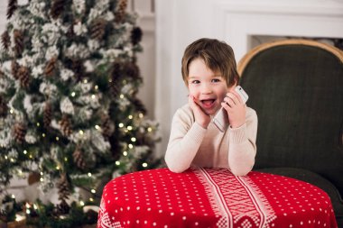 Küçük mutlu çocuk evde akıllı telefon kullanma