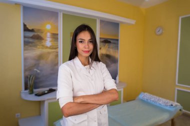 genç güzel profesyonel makyajcısı modern salonda