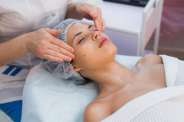 gülen esmer bir baş masajı Sağlık Spa keyfi