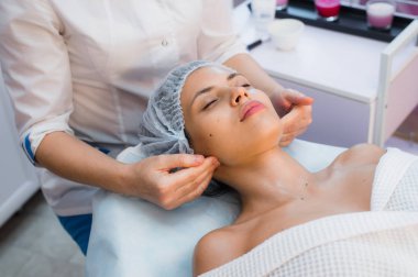 gülen esmer bir baş masajı Sağlık Spa keyfi