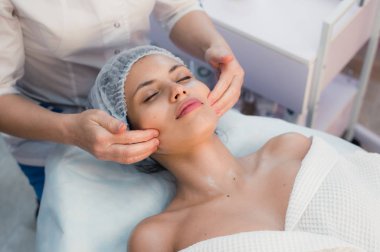 gülen esmer bir baş masajı Sağlık Spa keyfi