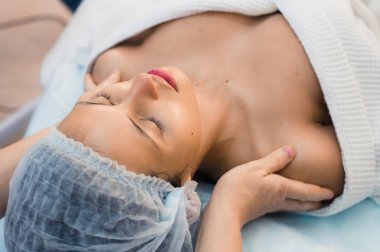 Güzel ve genç birbayan rahatlatıcı yüz masaj güzellik Spa ile