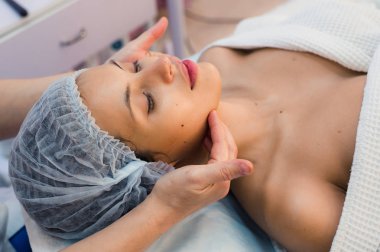 Güzel ve genç birbayan rahatlatıcı yüz masaj güzellik Spa ile