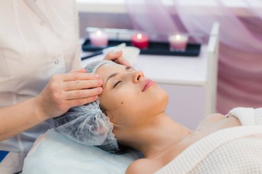 Genç, güzel ve sağlıklı kadın spa salonda. Geleneksel oryantal Masaj Terapisi, güzellik uygulamaları.