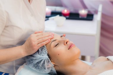 Genç, güzel ve sağlıklı kadın spa salonda. Geleneksel oryantal Masaj Terapisi, güzellik uygulamaları.