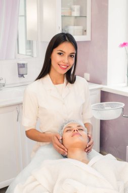 Güzellik salonunda çalışmaya kadın güzellik uzmanı