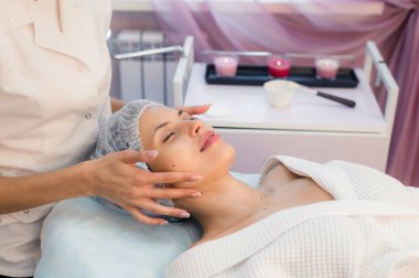 Güzellik salonunda çalışmaya kadın güzellik uzmanı