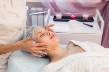 Spa yordamı yüzünde sahip genç güzel kadın