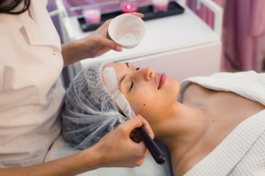 Spa yordamı yüzünde sahip genç güzel kadın