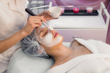 Spa yordamı yüzünde sahip genç güzel kadın