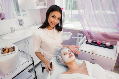 Spa kavramı. Bayan Güzellik Salonu içinde besin yüz maskesi