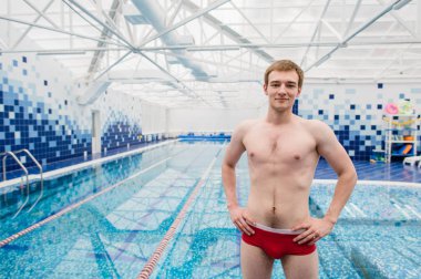 Portre yüzücü duran kolları olan eğlence merkezinde geçti