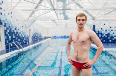 Portre yüzücü duran kolları olan eğlence merkezinde geçti