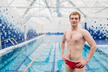 Portre yüzücü duran kolları olan eğlence merkezinde geçti