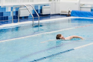 genç adam bir havuzda ön tarama