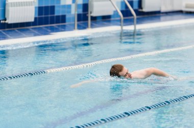 genç adam bir havuzda ön tarama