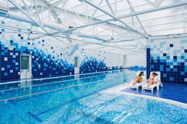 İki güzel kadın kapalı şezlong havuz başı yalan ve söz.