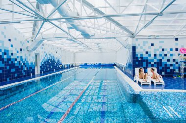 İki güzel kadın kapalı şezlong havuz başı yalan ve söz.