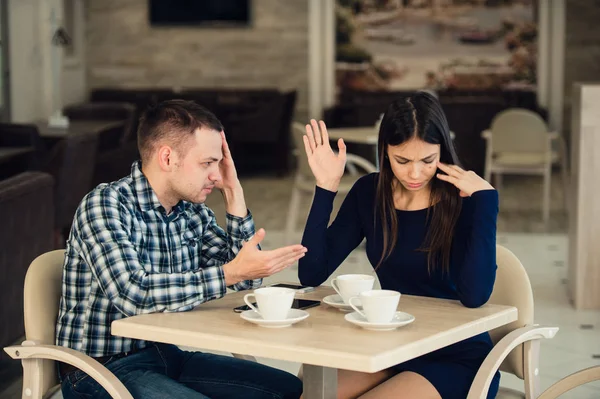 Young couple arguing in a cafe. Relationship problems. — Stock Photo, Image