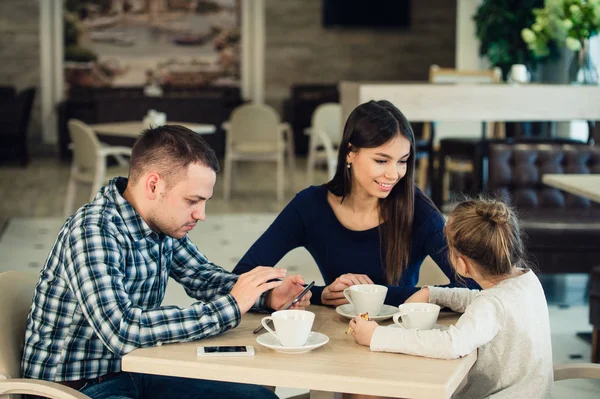 Aile Enjoying çay içinde Cafe birlikte