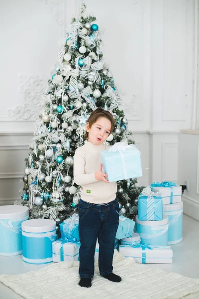 Vakantie, presenteert, Kerstmis, x-mas concept - gelukkig kind jongen met geschenkdoos — Stockfoto